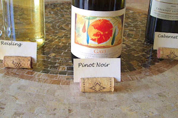 Utilisez des bouchons en liège comme marque-places