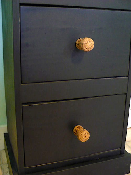 Tiroir de placards avec des poignées en bouchons