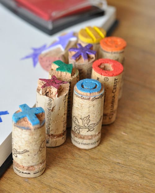 Des bouchons de bouteilles recyclés en tampons pour les enfants