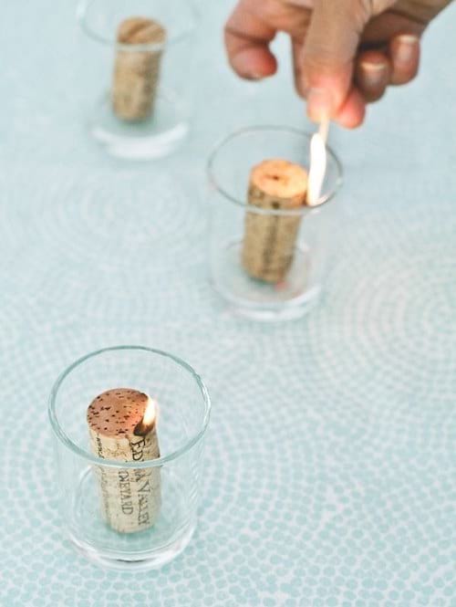 Des bouchons de bouteilles transformées en bougies