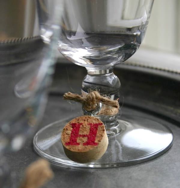 Une étiquette de verre à vin en bouchon de liège