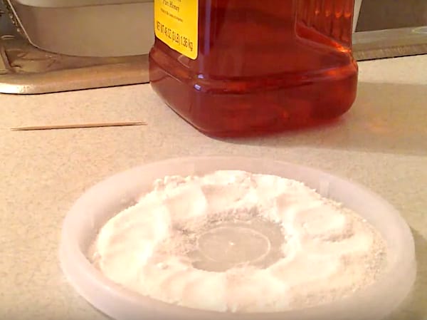Faire un trou au milieu du bicarbonate pour y mettre le miel
