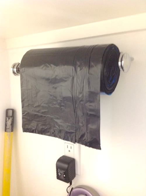 Recyclez un porte essuie-tout en dévidoir à sac poubelle pour gagner de la place dans votre garage.