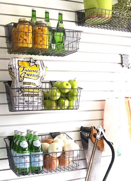 Utilisez des paniers en métal pour ranger les petits objets et gagner de la place dans votre garage.