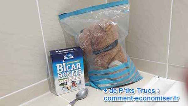 laissez le bicarbonate agir pour laver la peluche