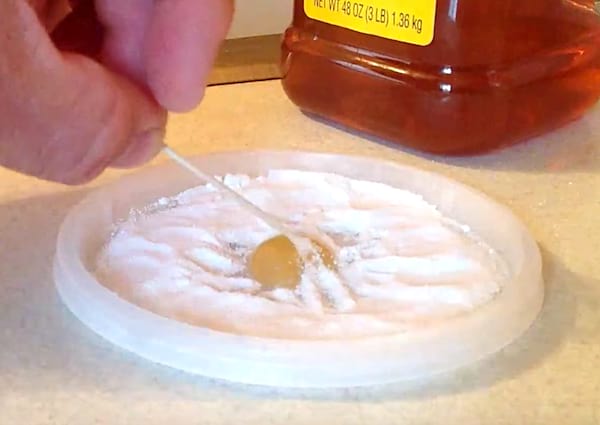 Mélangez un peu de miel avec du bicarbonate
