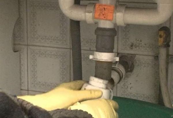 dévissez le siphon pour le nettoyer et éviter l'engorgement des canalisations