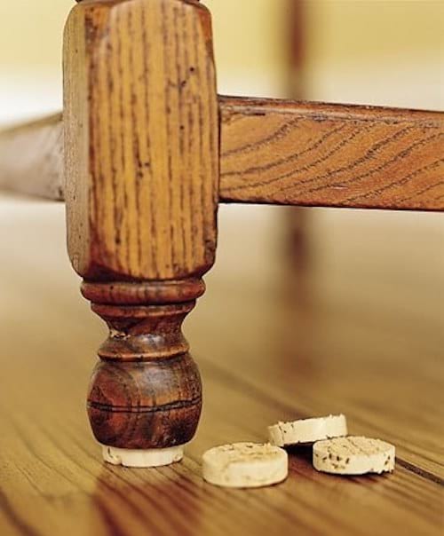 Bouchons de liège transformés en patin pour meubles