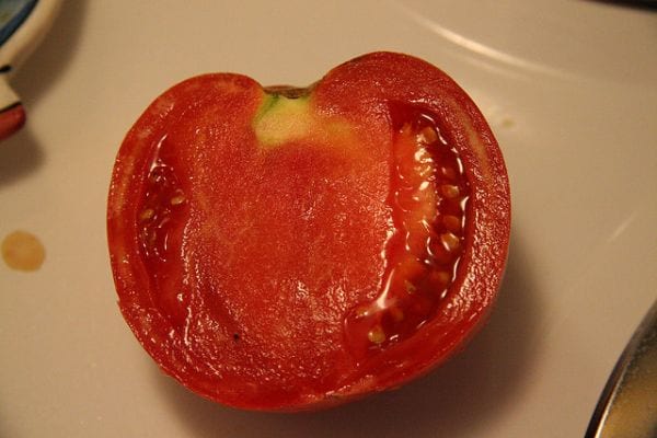 Tomate coupée pour soigner un coup de soleil