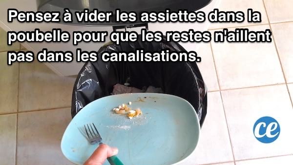 Videz bien les assiettes dans la poubelle pour éviter les résidus alimentaires dans les canalisations