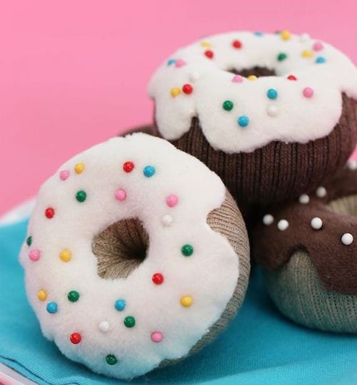 coussin pique épingle avec chaussette en forme de donut