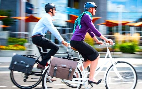 Aller au travail à vélo, ça aide la société entière à économiser de l'argent !
