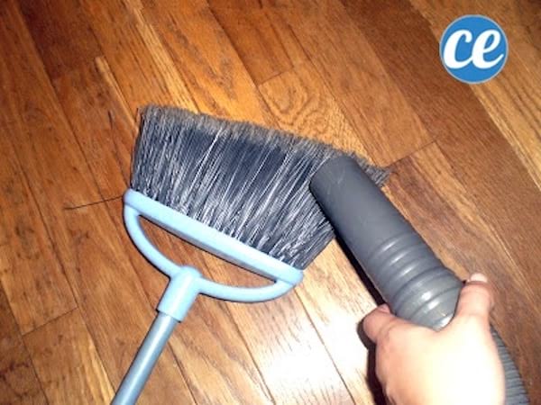 aspirer le balai pour enlever la poussière