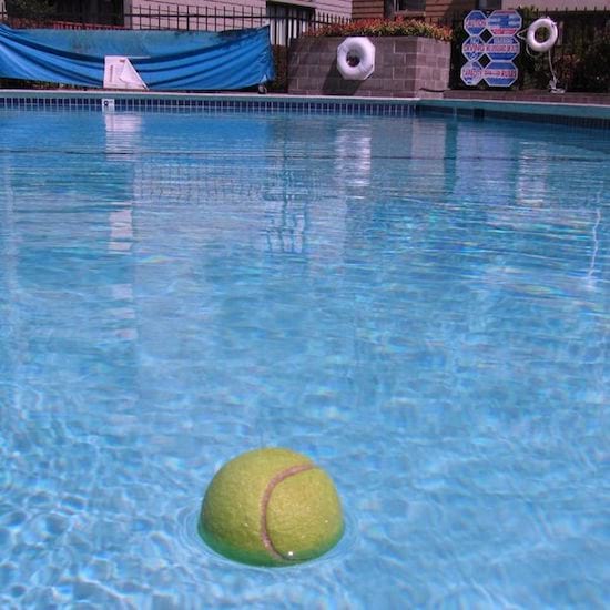nettoyer la piscine avec balle de tennis