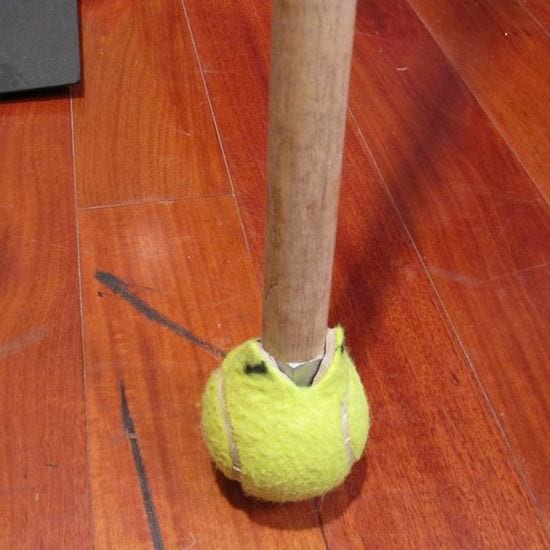 nettoyer sols avec une balle de tennis