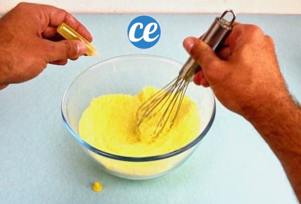 Ajoutez du colorant alimentaire petit à petit pour colorer les boules de bain façon Lush.