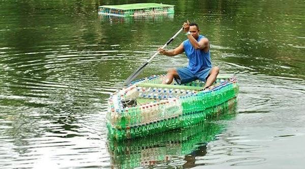 Barque faite en bouteille recyclées