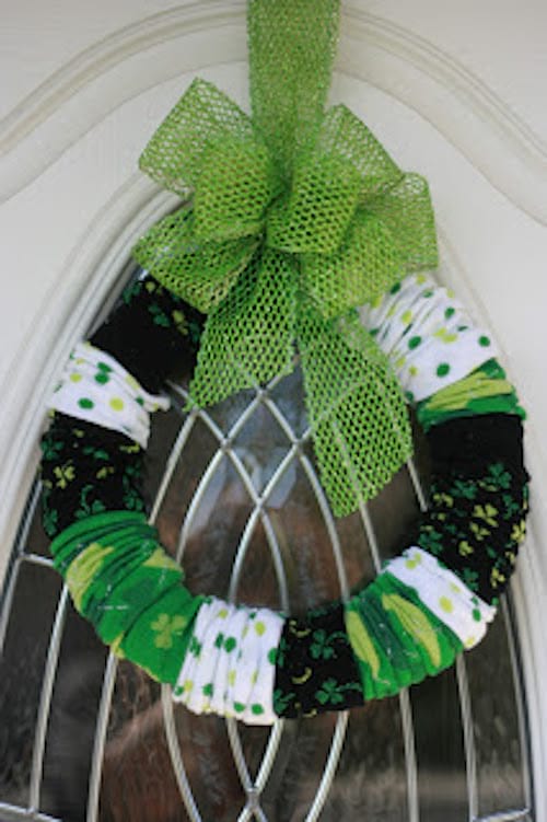 couronne de Noel avec des chaussettes vertes