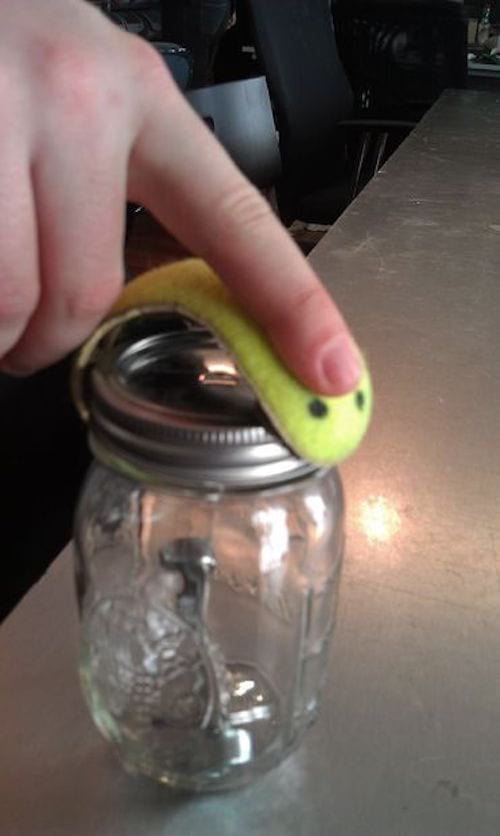 dévisser un pot facilement avec une balle de tennis