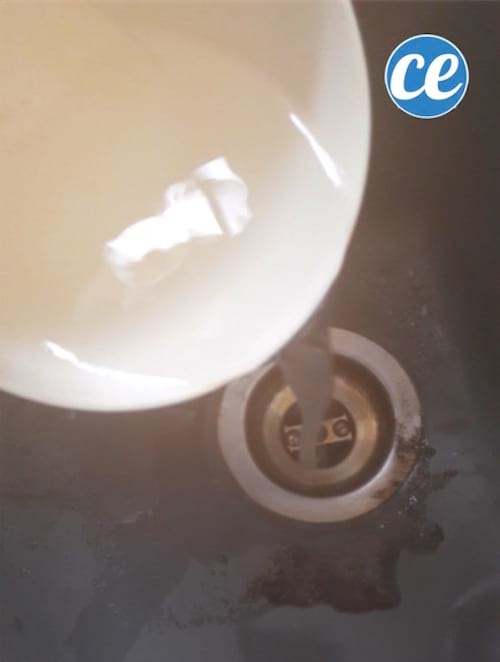 de l'eau chaude versée sur le marc de café dans l'évier contre les mauvaises odeurs