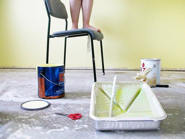 essuyer les gouttes de peinture avec chaussette