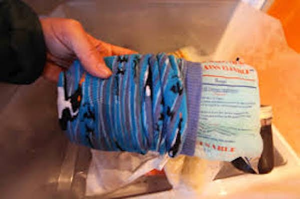 enfiler une chaussette sur le pack de glace