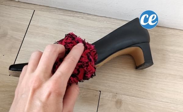 faire briller chaussures avec une chaussette
