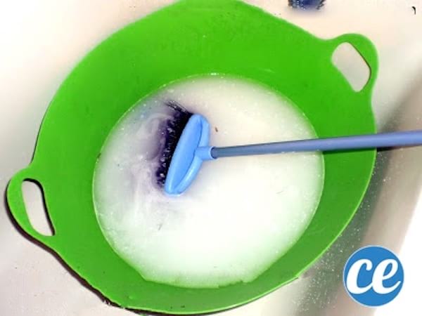 faire tremper le balai dans le vinaigre blanc et liquide vaisselle