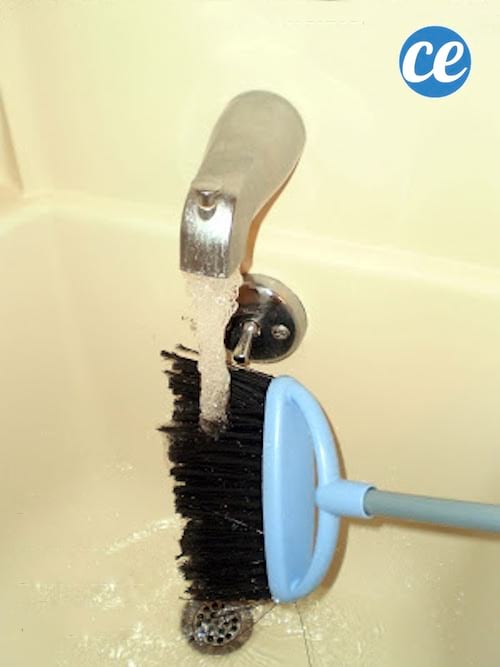 passer le balai sous l'eau chaude