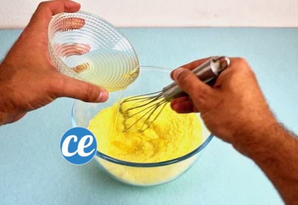 Ajoutez des huiles essentielles et de l'huile de coco dans le bol