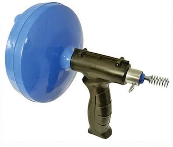 un pistolet de débouchage pour éliminer les bouchons dans les toilettes