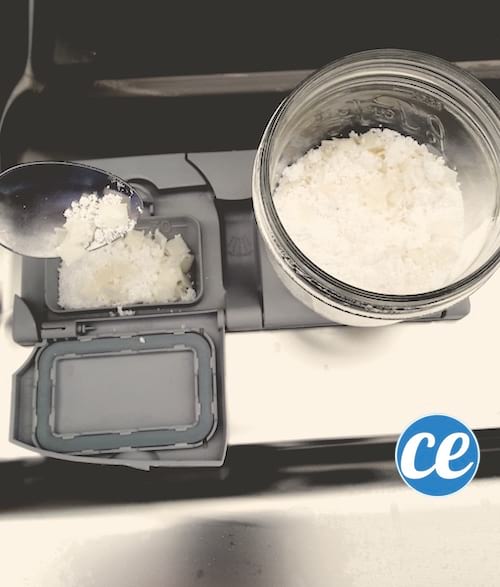 une cuillère à soupe de poudre pour lave vaisselle dans le compartiment