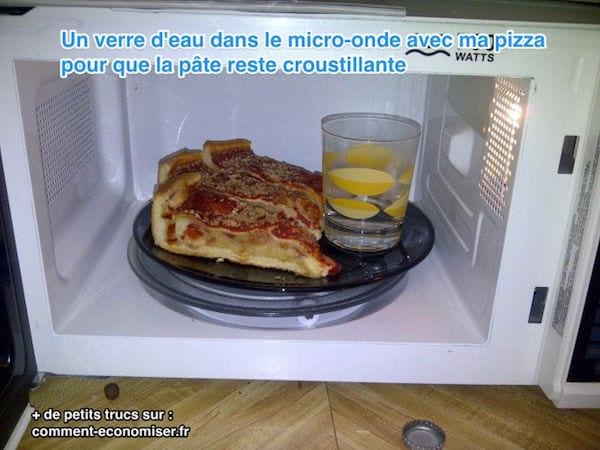Mettez un verre d'eau dans le micro-ondes pour réchauffer la pizza