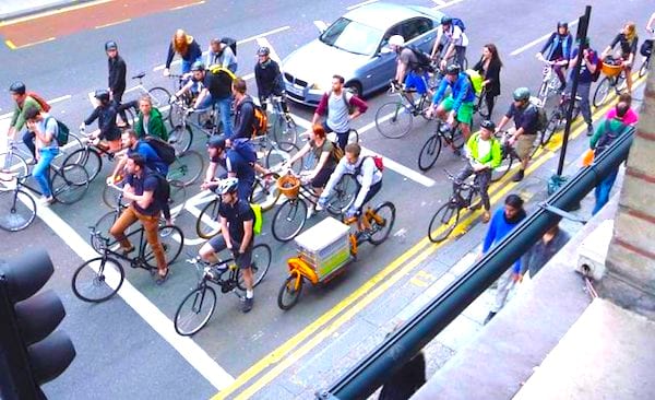 Aller au travail à vélo, c'est un moyen de transport sûr et avec peu de danger.