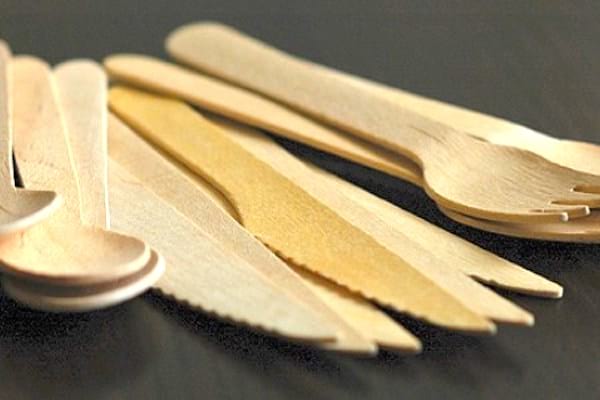 Pour éliminer le plastique de votre vie, utilisez des vrais couverts en métal, ou des couverts jetables en matières organiques.