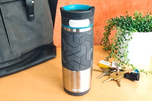 Pour éliminer le plastique de votre vie, utilisez un mug isotherme en acier inoxydable.