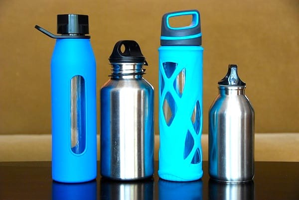 Pour éliminer le plastique de votre vie, utilisez une gourde en inox ou en verre avec une protection silicone.