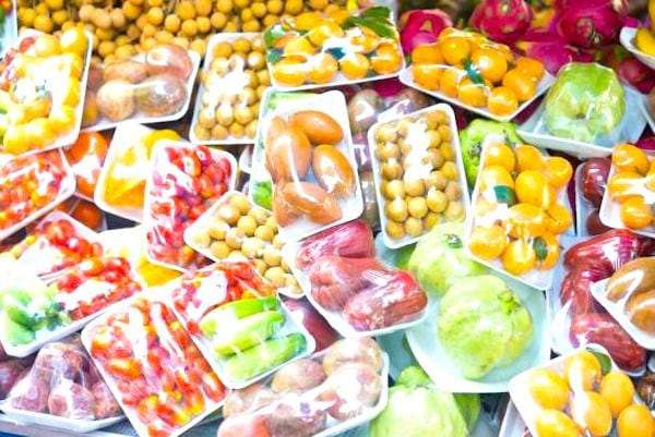 Pour éliminer le plastique de votre vie, refusez les fruits emballés.