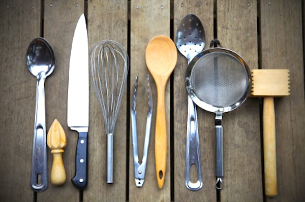 Pour éliminer le plastique de votre vie, remplacez vos ustensiles en plastique par des ustensiles en bois, en bambou ou en acier.