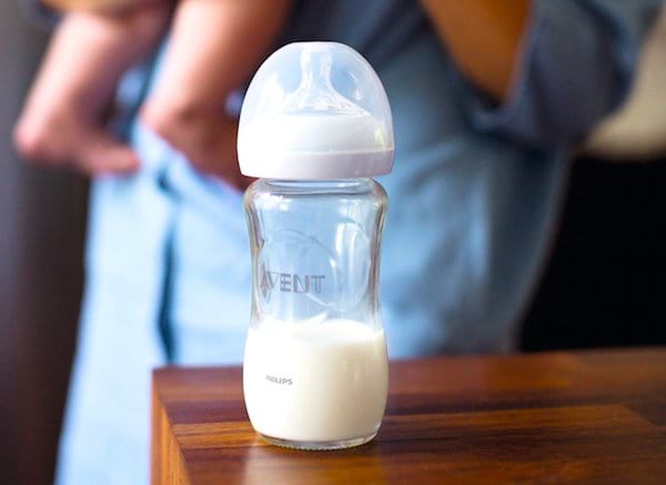 Pour éliminer le plastique de votre vie, utilisez des biberons et gobelets pour bébé en acier ou en verre.