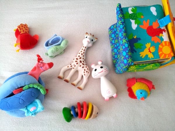 Pour éliminer le plastique de votre vie, utilisez des jouets en tissu, en caoutchouc naturel ou en bois.