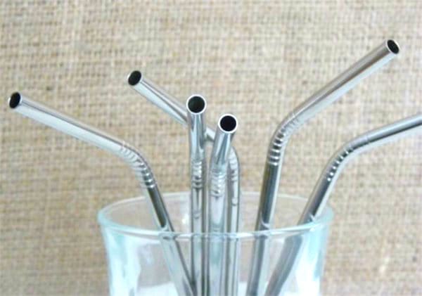 Pour éliminer le plastique de votre vie, utilisez des pailles réutilisables en verre ou en métal.