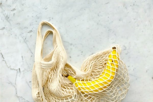 Pour éliminer le plastique de votre vie, utilisez un sac en tissu réutilisable.