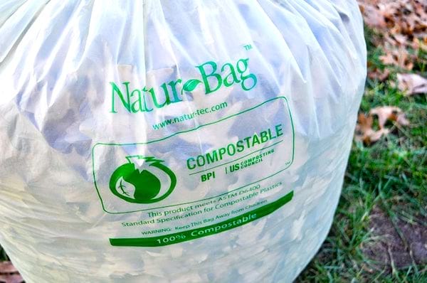 Pour éliminer le plastique de votre vie, utilisez des sacs-poubelle compostables.
