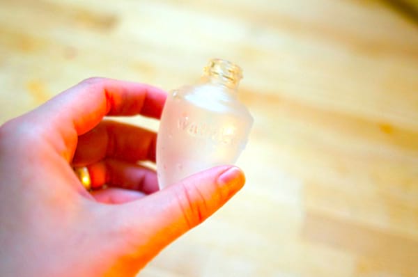 Une recharge de parfum en verre sans mèche.