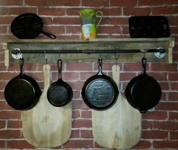une étagère en planche de palettes pour suspendre les poêles