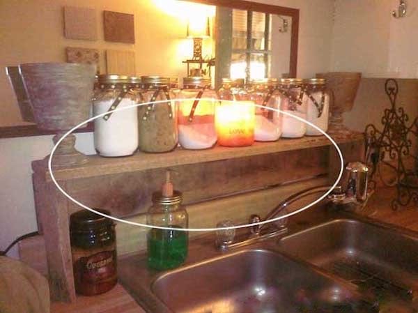 Une étagère d'évier faite avec des planches de palettes