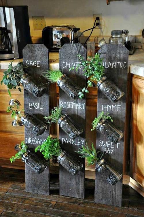 Potager d'herbes aromatiques fait avec des planches de palettes