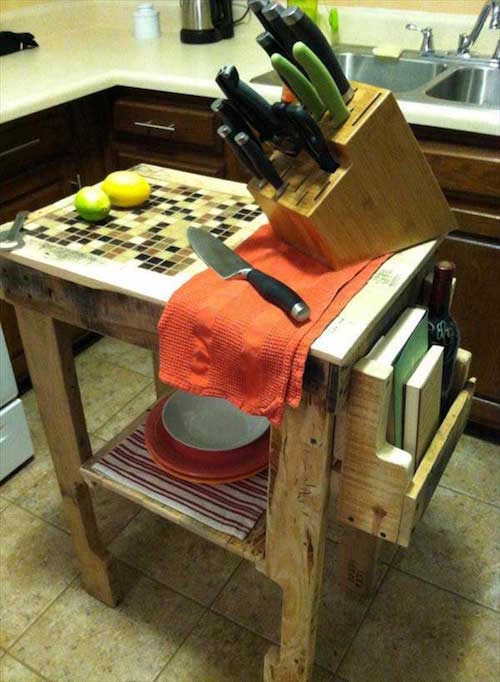 Un petit îlot central fait en bois de palette pour une petite cuisine