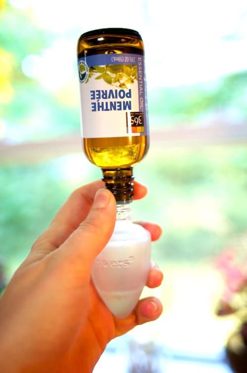 Voici comment verser de l'huile essentielle dans le réservoir d'une vieille recharge de parfum pour diffuseur électrique.